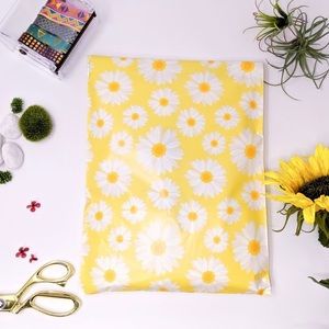 25 (10 x 13) poly mailers- daisy